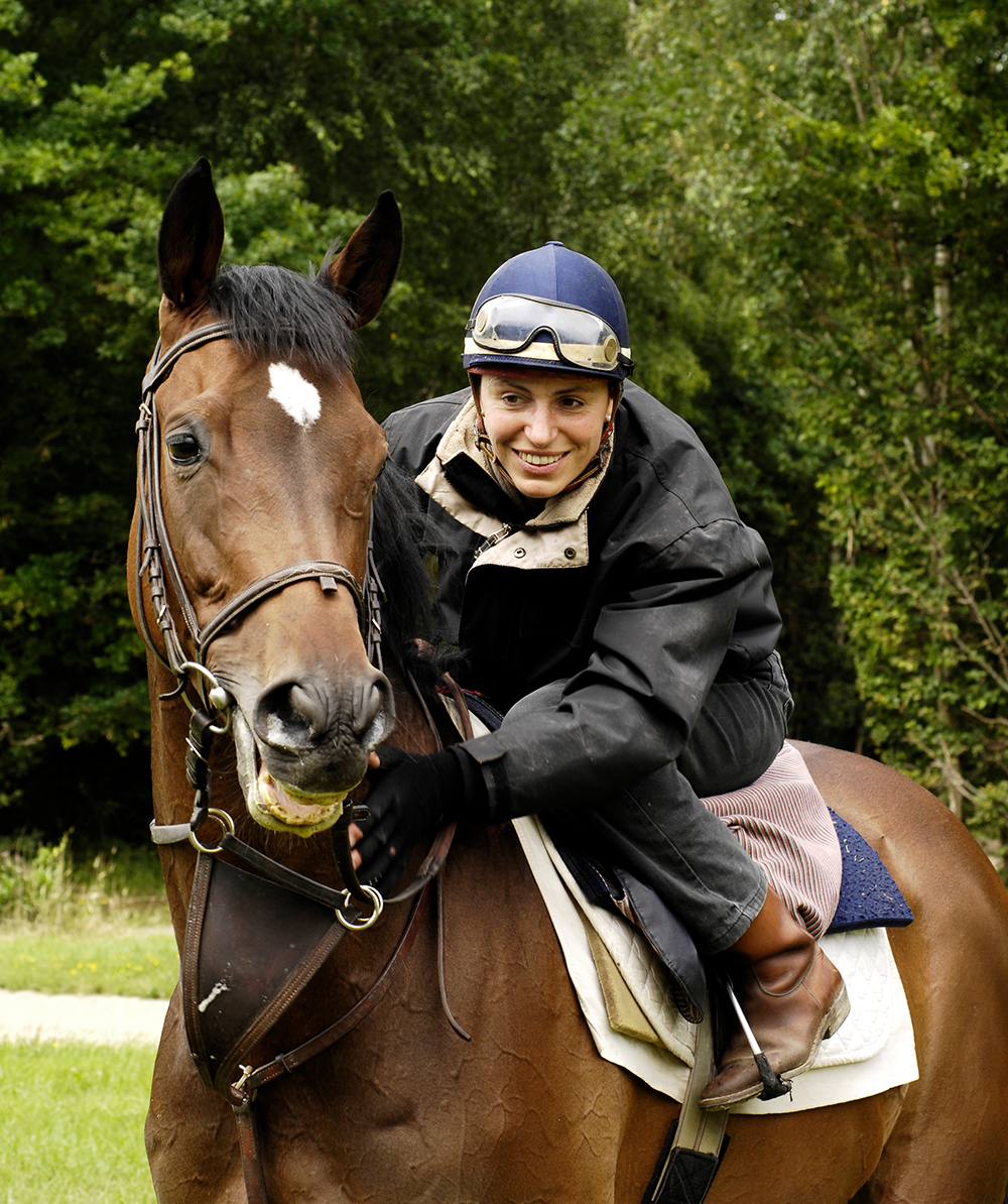 Brigitte Renk, Inhaber von Horse Performance sitzt auf einem Pferd.